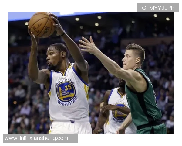 勇士与雄鹿激战12月08日NBA常规赛精彩录像回顾与分析